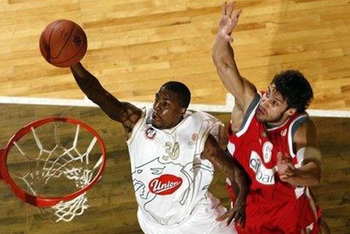 V Pireju brez bele zastave