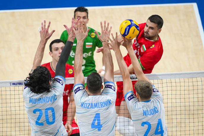 slovenska odbojkarska reprezentanca : Bolgarija, svetovno prvenstvo | Slovenski odbojkarji so po dveh urah in 20 minutah izgubili z Bolgari, ki so se že uvrstili v osmino finala, Slovenci pa bodo o tem odločali v sredo, ko morajo za napredovanje premagati Nemce. | Foto Volleyball World