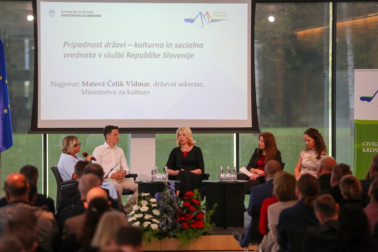 O pomenu pripadnosti državi kot kulturni in socialni vrednoti v službi domovine so razpravljali na tretji okrogli mizi. | Foto: Robert Cotič