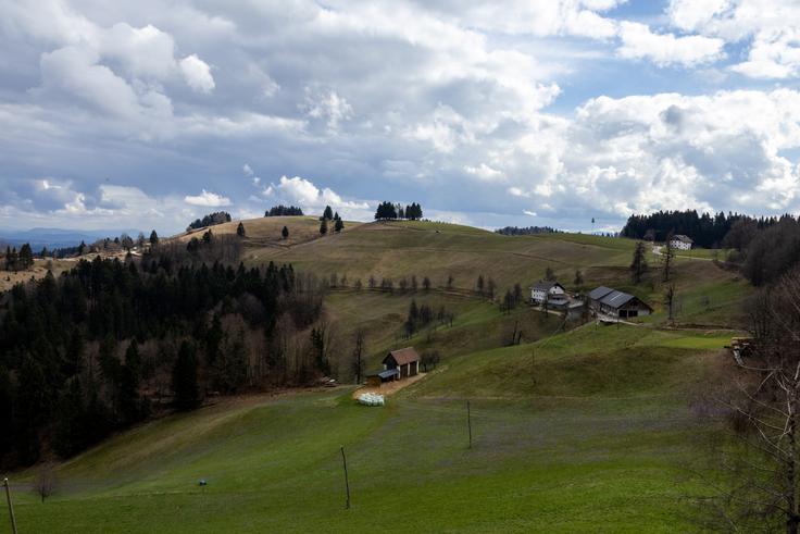 Pogled pred planinsko kočo M'rzlk na zaselek Mrzli vrh in Loncmanovo Sivko. | Foto: Matej Podgoršek