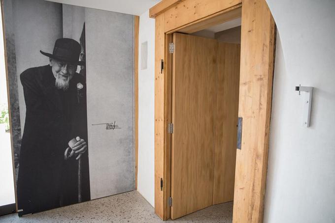 Plečnik je v tej hiši živel do smrti leta 1957, nato je za njegovo zapuščino skrbel nečak Karel Matkovič, sin Plečnikove starejše sestre Marije. Po njegovi smrti je posest odkupilo mesto Ljubljana, njeno upravljanje pa je prevzel Arhitekturni muzej. Plečnikovo hišo so za javnost odprli leta 1974, od septembra lani pa je na ogled povsem obnovljena. | Foto: Klemen Korenjak
