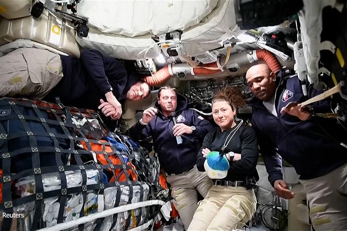 Artemis II | Prva človeška odprava proti Luni po 50 letih se je s kapsulo Orion na raketi Space Launch System iz ameriškega vesoljskega izstrelišča Cape Canaveral odpravila v sredo zvečer. Približno 24 ur kasneje je s posebnim manevrom zapustila zemeljsko orbito in odtlej poslala več posnetkov Zemlje in vesolja. | Foto Reuters