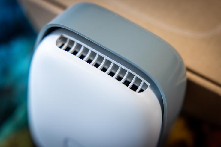 Spodnja stran naprave Shelfy - vgrajeni ventilator pospešuje kroženje zraka v hladilniku prek filtrov v notranjosti naprave. | Foto: Gaja Hanuna