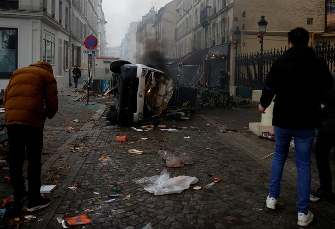 Protesti v Parizu po napadu.  | Foto: Reuters