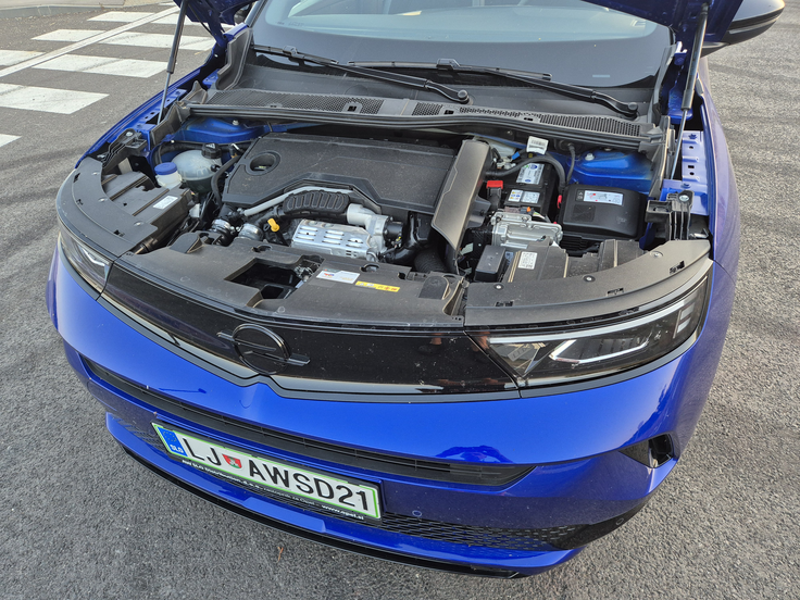 V številnih vozilih vgrajeni mehko hibridni sistem je sestavljen iz 100-kilovatnega 1,2-litrskega turbo trivaljnika, 15,6-kilovatnega elektromotorja in 48-voltne baterije s kapaciteto 898 vatnih ur.  | Foto: Aleš Črnivec