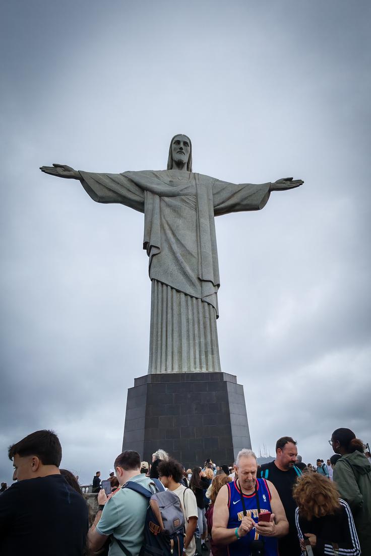 Pod kipom Kristusa v Riu de Janeiru se vije množica ljudi.  | Foto: K. M.
