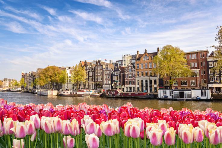 Amsterdam je poleg Barcelona, Bologne in Benetk med pilotnimi mesti, kjer bodo zagnali platformo delitvene ekonomije Fairbnb. Ta predstavlja skupnostno usmerjeno alternativo Airbnbju pri delovanju na področju turizma. | Foto: 