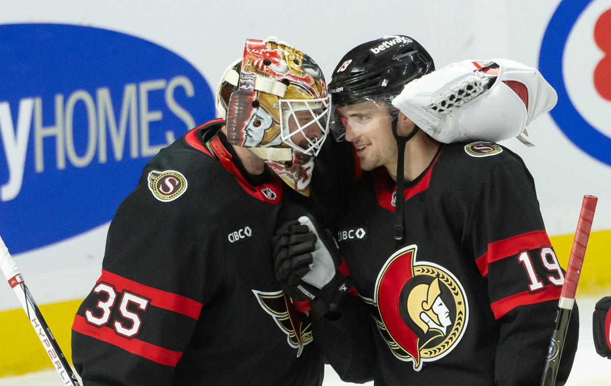 Linus Ullmark Drake Batherson | Linus Ullmark in Drake Batherson sta proslavljala zmago Ottawe nad Anaheimom. | Foto Reuters