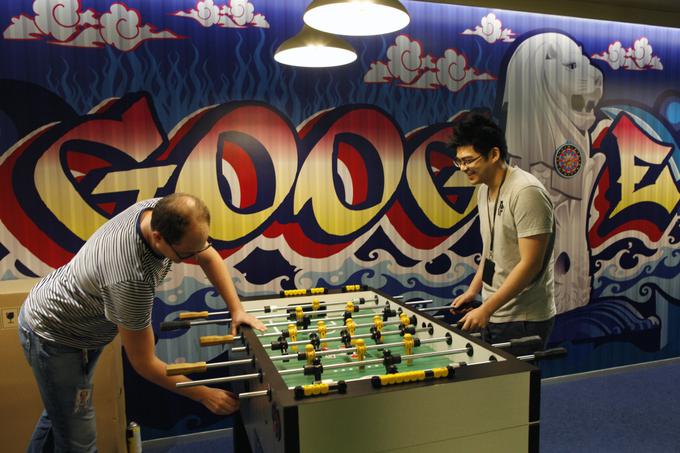Znano je, da Google zelo dobro skrbi za prešernost svojih zaposlenih. Med delovnim časom lahko igrajo ročni nogomet ali biljard, sestavljajo legokocke, se preizkušajo na plezalni steni ... | Foto: Reuters