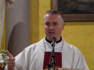 Hrvaški duhovnik z viralno pridigo razburkal splet: Ženskam svetuje, naj se pazijo maminih sinkov
