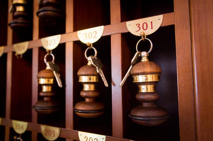 Hotel je do danes ohranil klasične hotelske ključe z masivnim obeskom. Vsakič, ko gost zapusti hotel, težek ključ prinese na recepcijo, pri čemer običajno tudi poklepeta z receptorjem. | Foto: Žiga Zupan/Sportida