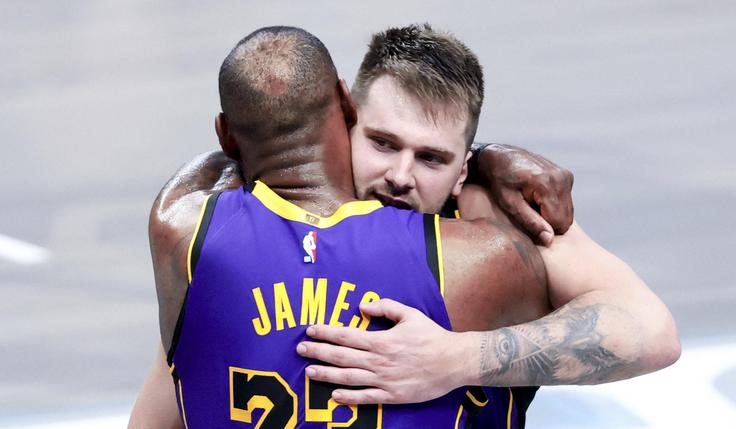 LeBron James in Luka Dončić se bosta po zmagi v Dallasu v noči na soboto spopadla z drugouvrščeno ekipo zahodne konference Houston Rockets. To bo zadnja domača tekma Jezernikov v rednem delu sezone. | Foto: Reuters