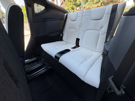 Tesla model Y 7 sedežev