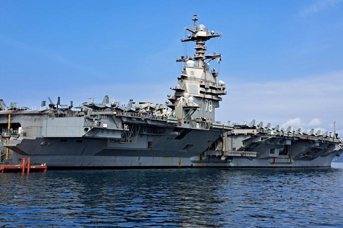 letalonosilka USS Gerald R. Ford | Največjo vojaško ladjo na svetu, ki je poimenovana po 38. predsedniku ZDA, poganja jedrski reaktor, dolga je 333 metrov, prevaža lahko do 90 vojaških letal in helikopterjev ter več tisoč vojakov. | Foto Aleksander Kolednik