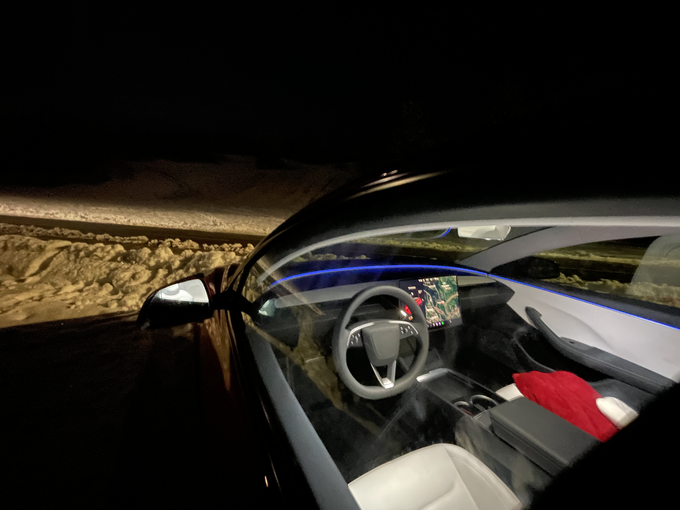 V avtomobilu je bilo vso noč 20 stopinj Celzija. | Foto: Gregor Pavšič