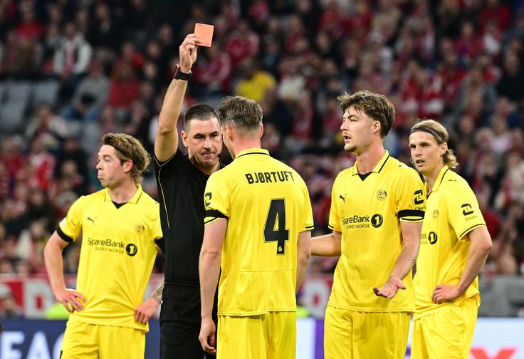 Rade Obrenović je na srečanju v Münchnu pokazal rdeči karton nogometašu gostov Odinu Bjortuftu. | Foto: Reuters