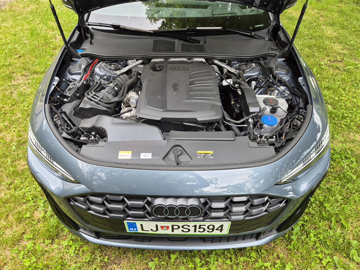 Dvolitrski dizelski motor zmore skupaj z mehko hibridno pomočjo 150 kilovatov. Kljub masi večji od dveh ton je varčen, potegne do 236 na uro, stotico pa doseže v slabih sedmih sekundah.  | Foto: Aleš Črnivec