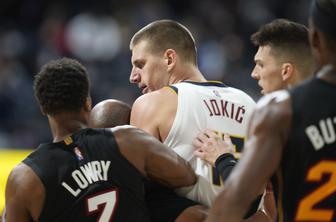 Jokić se je po incidentu opravičil, čaka ga kazen #video