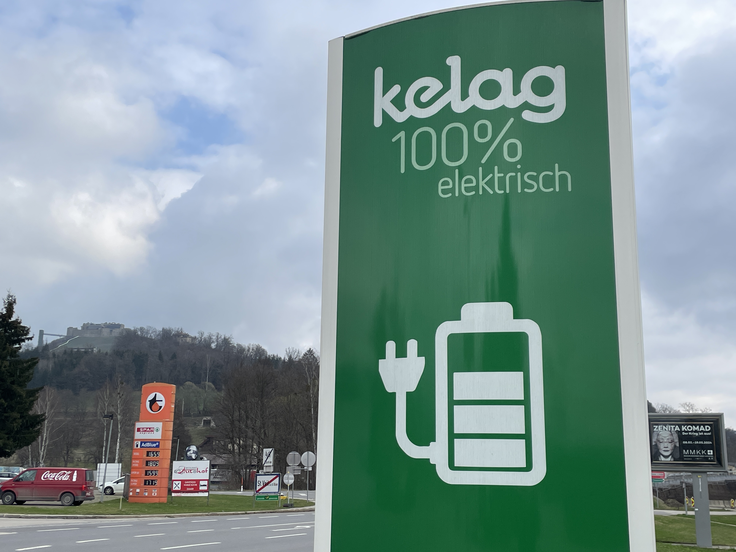 Nova realnost? Na eni strani ceste električna polnilnica, na drugi klasični bencinski servis. | Foto: Gregor Pavšič
