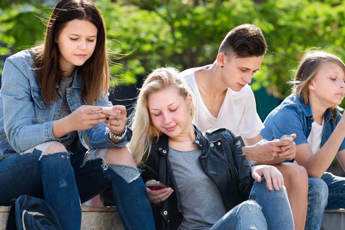 Otroci, otrok, mobitel, pametni telefon | Foto Telekomov Tehnik
