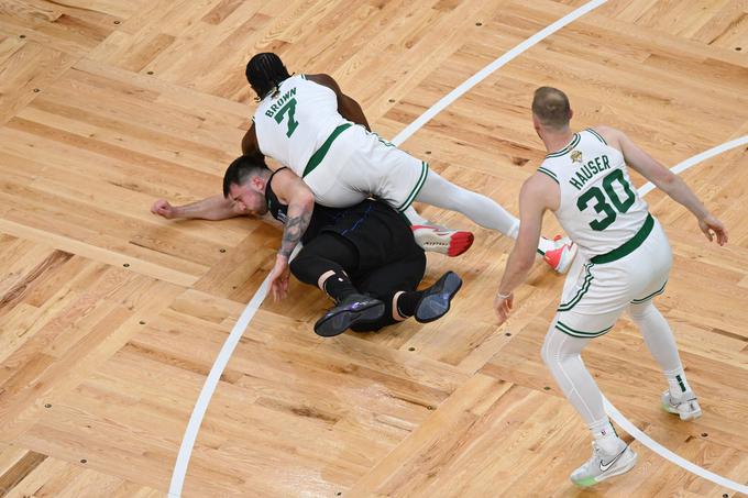 Pri obrambnih nalogah za Luko Dončića so se menjavali številni košarkarji. | Foto: Reuters