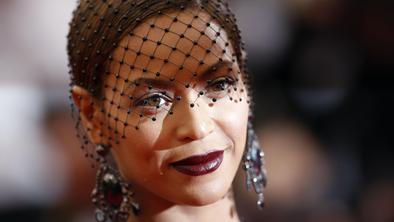 Si je Beyonce sposodila glas madžarske romske pevke?