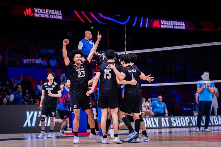 Japonci so upravičili vlogo favoritov proti Srbiji, ki jo s selektorskega mesta vodi Gheorghe Cretu. | Foto: VolleyballWorld