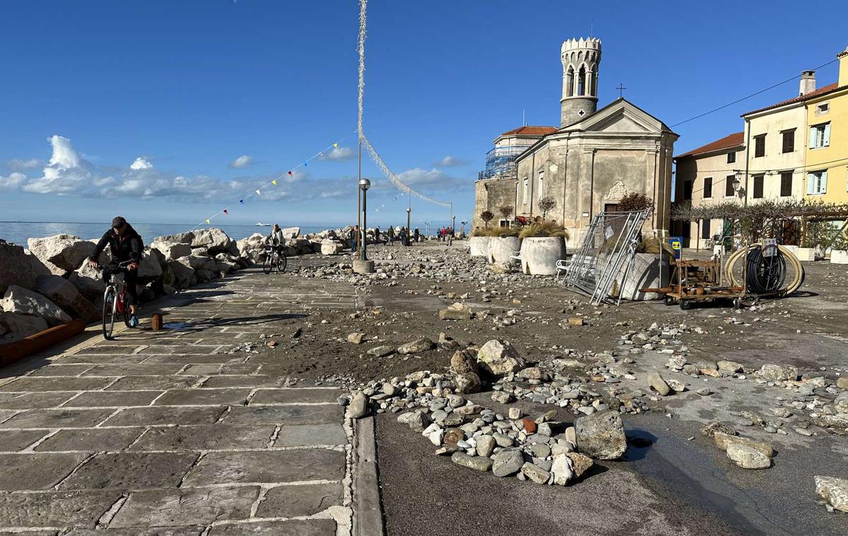 Piran, skale | "Izziv v Piranu je, kako zaščititi zgodovinsko mestno jedro, ki je obdano z morjem, ter pri tem ne le ohraniti stanovanjske in ekonomske vloge mesta, temveč tudi obvarovati kulturno in naravno dediščino," pojasnjujejo na Mediteranskem inštitutu za okoljske študije. | Foto STA