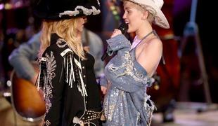 Kavbojska Miley se tokrat drgne ob Madonno (foto in video)
