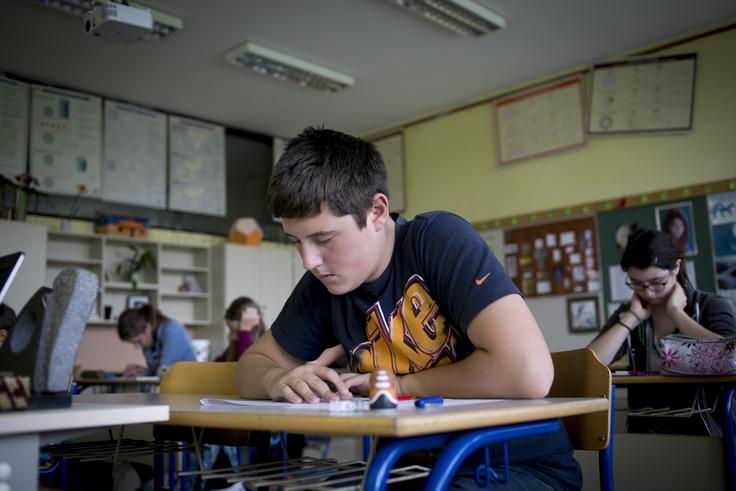 Kramžar opaža, da se je odnos na relaciji učitelj-učenec z leti precej spremenil. "Učenci se preveč zavedajo svojih pravic, manj pa dolžnosti, ki so tudi zapisane. Učenci so do učiteljev bolj odprti, odnosi pa so bolj novodobne narave," pravi. Posebnih težav s starši nima, se pa seveda občasno najdejo primeri, ki jim je treba določene stvari malce drugače pojasniti in utemeljiti. "Vzajemno pristopimo k težavi in jo odpravimo kar se da hitro. Pretirano vztrajanje na obeh straneh ne pripelje do rešitve, zato je konsenz še kako pomemben. Če so stvari na obeh straneh jasne, do nerealnih stvari ne prihaja." | Foto: 