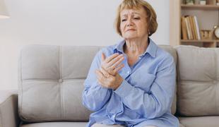 Mravljinci v rokah: zakaj se pojavljajo in kako jih odpraviti?