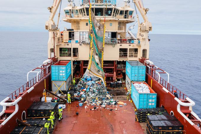 Pri The Ocean Cleanup so bili ponosni na dejstvo, da jim je v samo enem krogu iz morja uspelo dvigniti kar devet ton plastičnih odpadkov. V primerjavi z na videz brezmejnim smetiščem na Tihem oceanu se to sicer zdi mikroskopsko malo, toda opozorili so, da je to šele začetek in da gre za "prototipne" številke, katerih namen je skoraj izključno potrditev, da sistem deluje. | Foto: The Ocean Cleanup