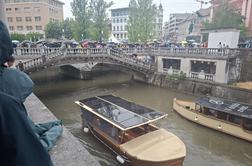 Lakersi kljub dežju z ladjico po Ljubljanici, v centru se je zbrala množica navijačev #video