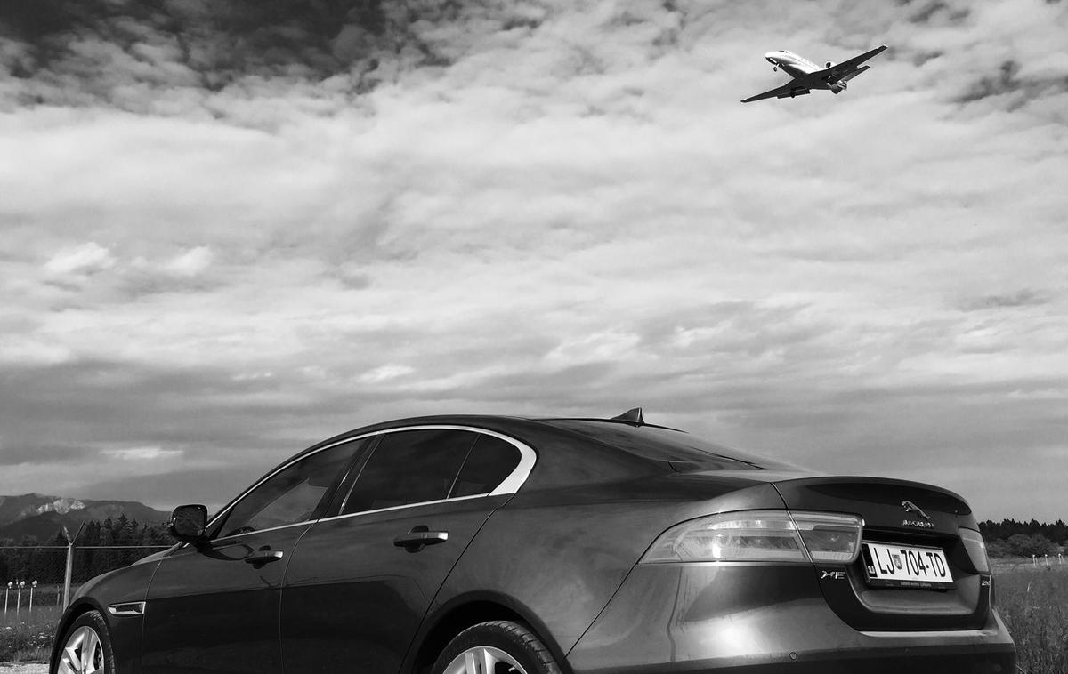 Jaguar XE | Pred devetimi leti – testni jaguar XE pred brniškim letališčem. Avtomobil zdaj odhaja v pokoj. | Foto Gregor Pavšič