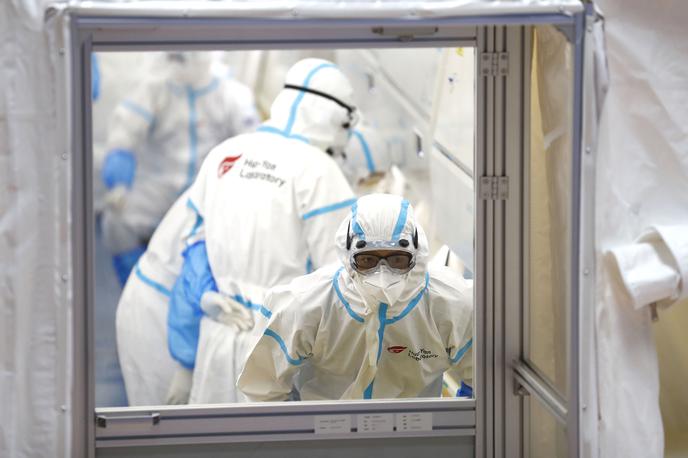 laboratorij, covid-19 | Ameriška znanstvenika menita, da je virus ušel iz wuhanskega laboratorija, kjer je bil že od leta 2012. | Foto Getty Images