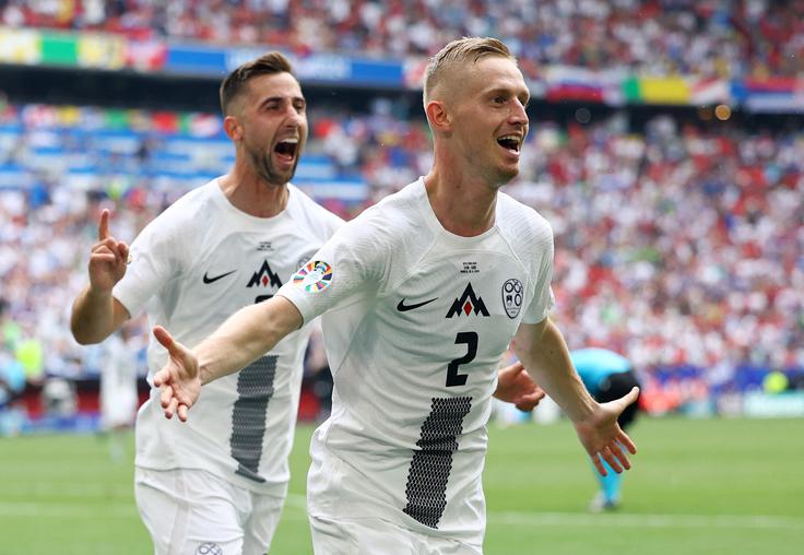 Trenutek, ko je Žan Karničnik lani z zadetkom poskrbel za delirij več kot 20 tisoč rojakov, ki so v živo spremljali dvoboj Eura med Slovenijo in Srbijo (1:1). | Foto: Reuters