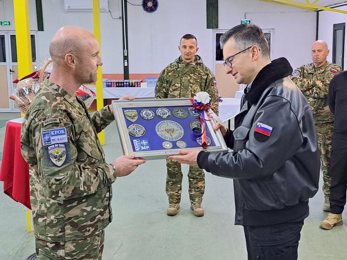 Tudi minister je dobil darilo slovenskih vojakov na misiji. | Foto: Aleksander Kolednik
