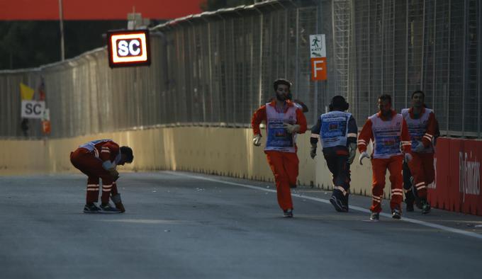 Na stezi je bil večkrat varnostni avto, po dveh tretjinah pa so dirko celo prekinili, da so lahko dobro očistili vse ostanke razbitih dirkalnikov. | Foto: Reuters