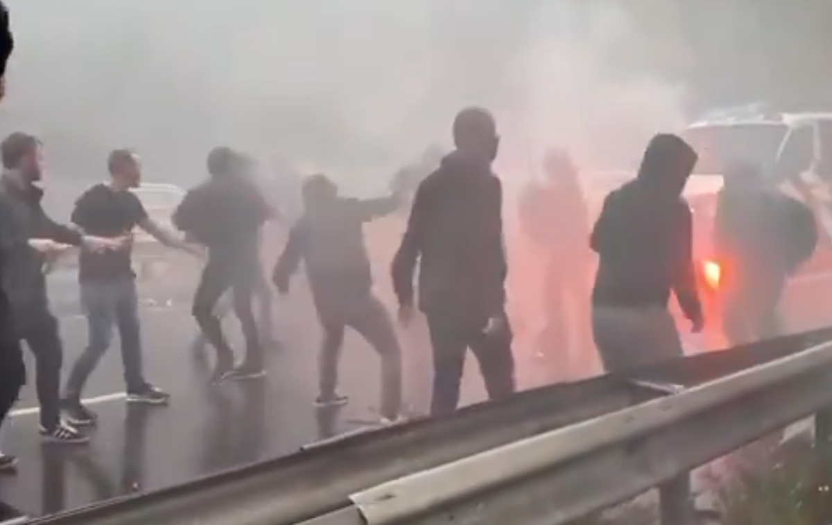 Haag protesti | Nasilje je izbruhnilo, ko so se velike skupine protestnikov, mnogi so mahali z nizozemskimi zastavami in zastavami, povezanimi s skrajno desničarskimi skupinami, spopadle s policijo. | Foto X/@IsmailelAbassi2