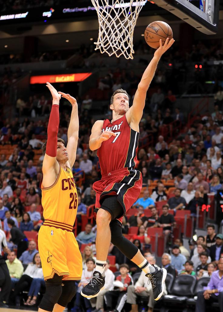Goran Dragić je bil na tekmi s Clevelandom s 23 točkami najboljši strelec košarkarskega obračuna. | Foto: Getty Images