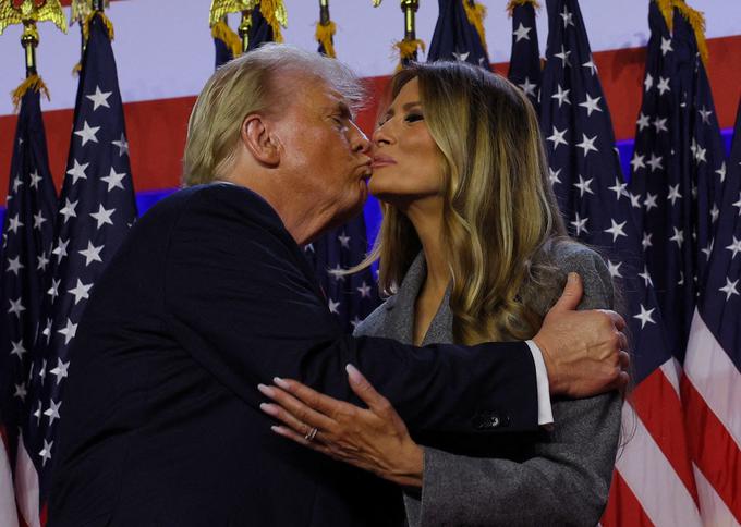 Daily mail poroča, da je Melania videti srečnejša kot kadarkoli.  | Foto: Reuters