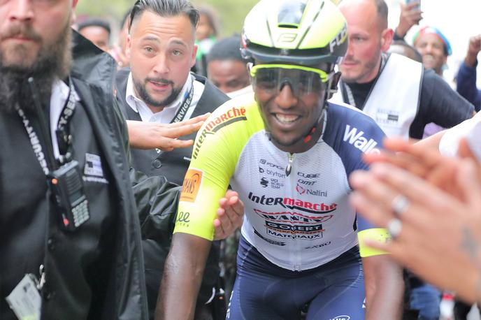 Biniam Girmay Frankfurt 2022 | Eritrejski kolesar Biniam Girmay, ki se je v zgodovino vpisal kot prvi afriški kolesar z zmago na eni večjih kolesarskih dirk, je bil včeraj v Frankfurtu deležen izjemnega navijaškega sprejema.  | Foto Guliverimage