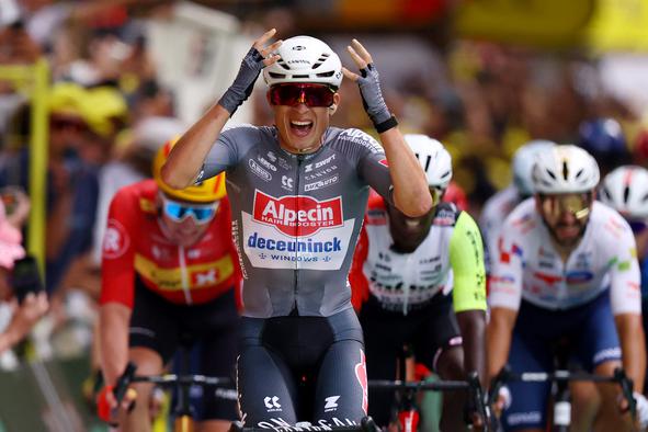 Kaos v prvi etapi Toura: padci, odstopi, zmaga Philipsena in udarec za Rogliča