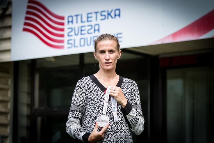 Sonja Roman Takole je s srebrno medaljo za nastop na dvoranskem evropskem prvenstvu 2009, ki jo je dobila naknadno, pozirala leta 2015. | Foto: Peter Kastelic