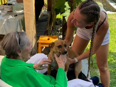 Pevka Ansambla Saša Avsenika se je s presunljivim videom poslovila od svoje babice