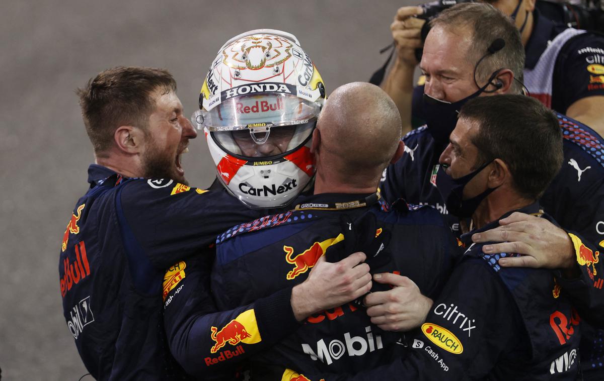 Max Verstappen prvak Abu Dabi | Lewis Hamilton je že na štartu prehitel Maxa Verstappna. | Foto Reuters