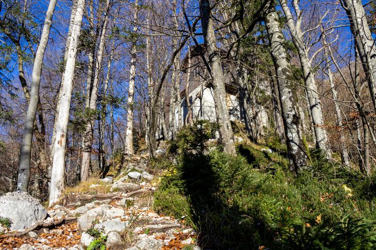 Prvi del poti je enak vzponu na Kamniško sedlo, mimo spodnje postaje tovorne žičnice in do razpotja V klinu. | Foto: Matej Podgoršek