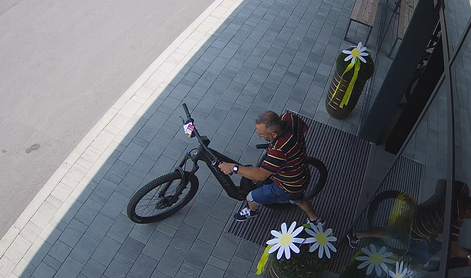 Kradejo brez sramu: v Trzinu ukradel Pinarello Dogma, v Naklem električno kolo. Prevaranta še iščejo.