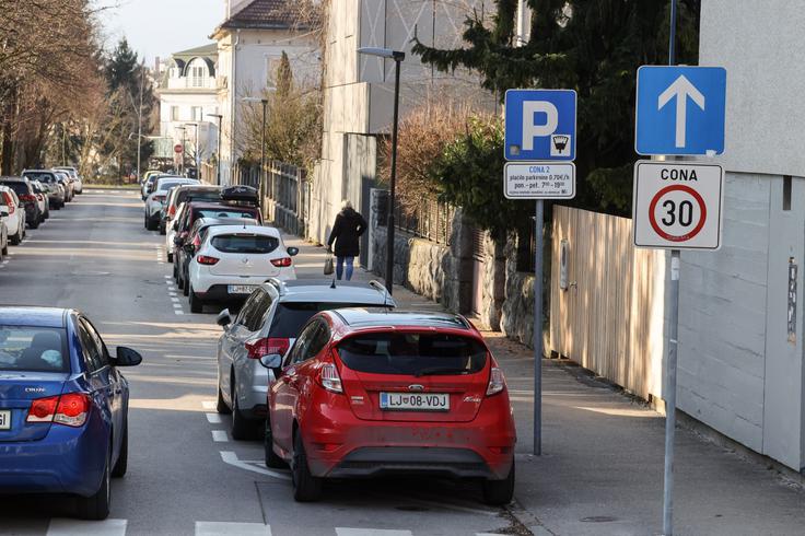 Nekateri uporabniki in uporabnice so obvestila o začetku parkiranja prejeli tudi sredi noči ali pa so bili obveščeni, da so parkirali v kraju na drugi strani Slovenije.  | Foto: STA