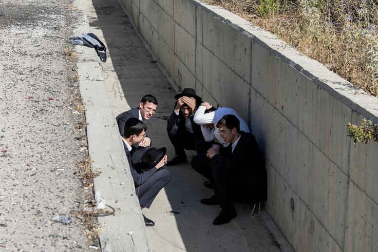 Izraelci so se ob sirenah zatekli ob avtocesto. | Foto: Reuters